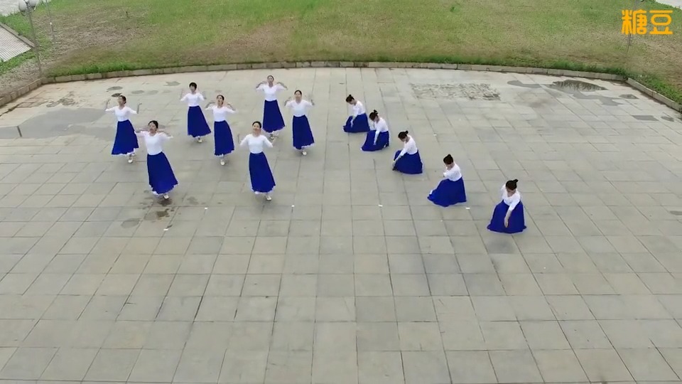 云裳广场舞《母亲是中华》沚水原创12人队形舞航拍附图解