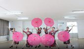 刘荣广场舞《十里桃花湾》花伞队形版 演示和分解动作教学 编舞刘荣