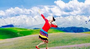 乔茜广场舞《在那东山顶上》欢快优美藏族舞 背面演示及分解教学 编舞诗诗